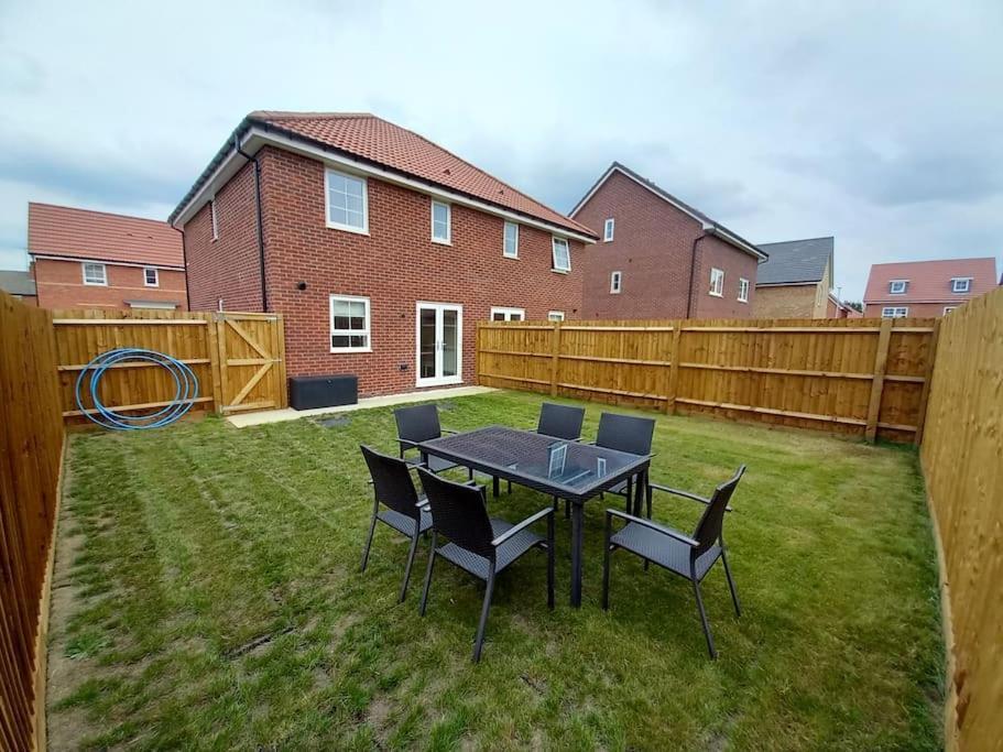 Cozy 3 Bed Sasha House In Beeston Nottingham Exterior foto